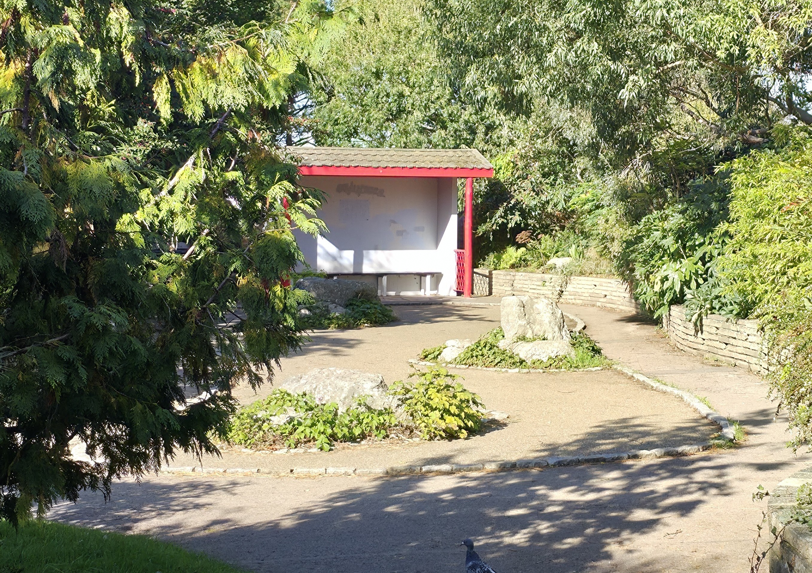 Photo of a Covered Seating Area in Portsmouth Japanese Gardens. Photo taken in October 2025 by Baldi, A.K.A Amonn AL-Mahrouq