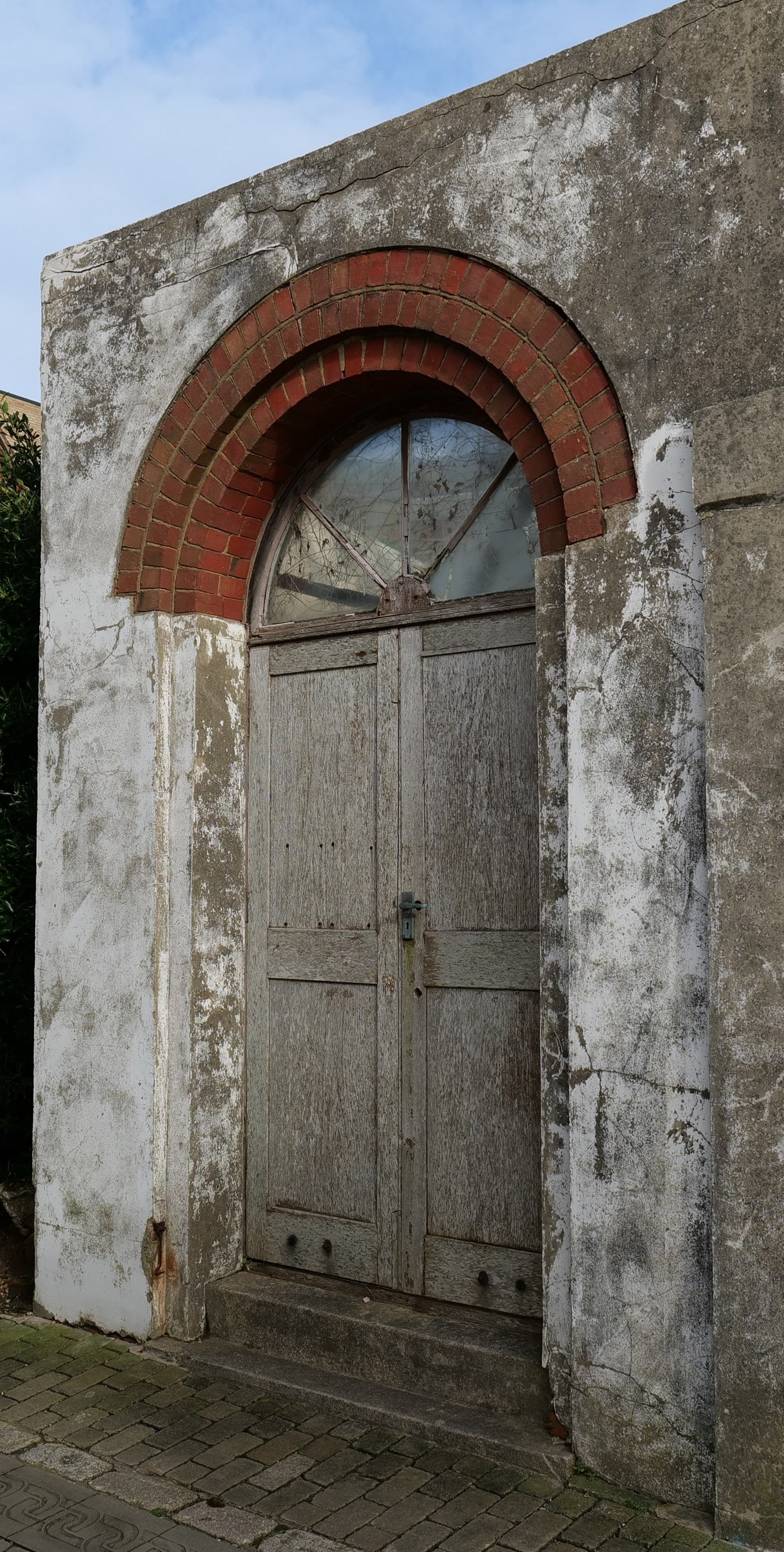A photo of a an old door depicting a new, inspirational world that is behind it. Photo taken by Baldi, A.K.A Amonn AL-Mahrouq.