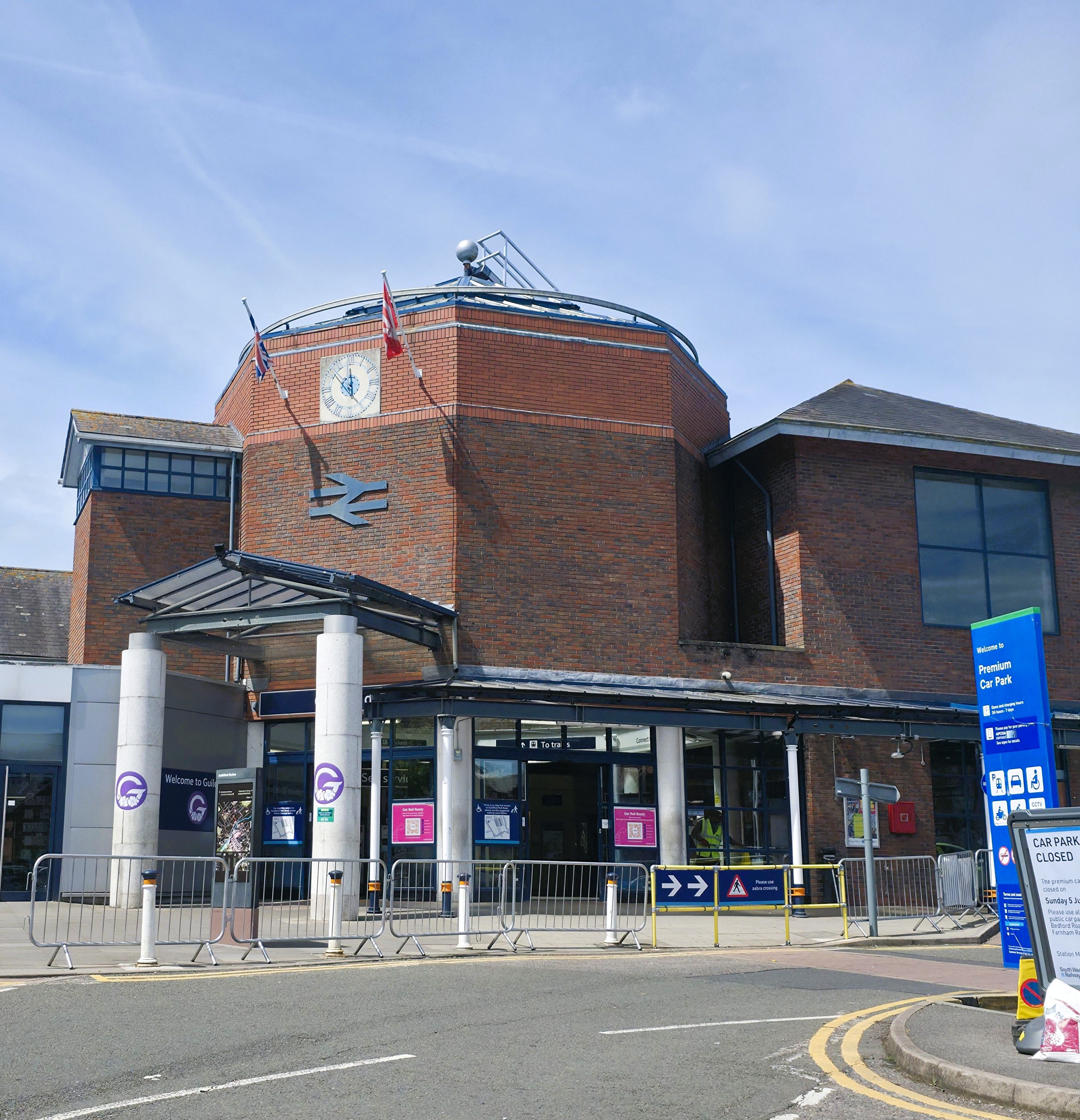 Photo of the front of Guildford Railway Station. Photo taken in September 2026 by Baldi, A.K.A Amonn AL-Mahrouq
